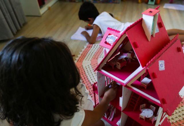 crianças brincando de casinha