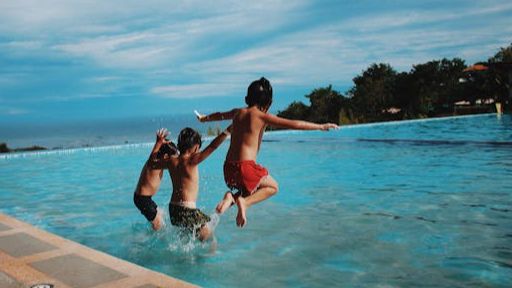 No verão, é preciso cuidado redobrado com as crianças em praias, rios e piscinas | Pexels