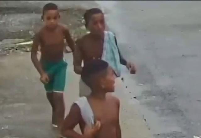 crianças caminhando pela rua sem camiseta