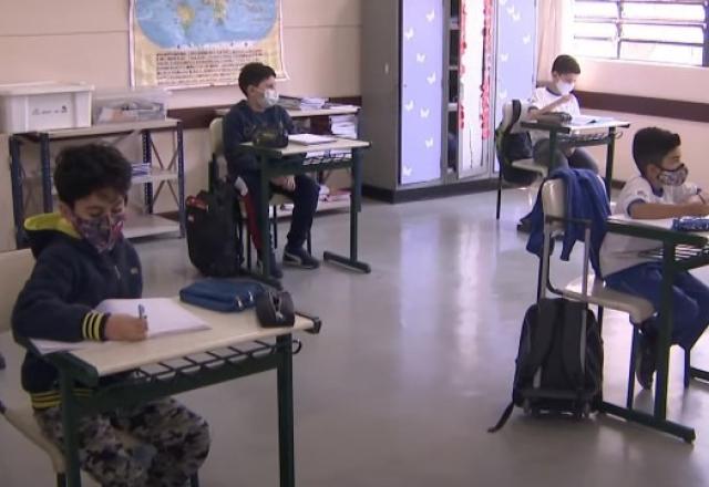crianças escola