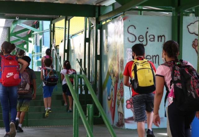 crianças na escola