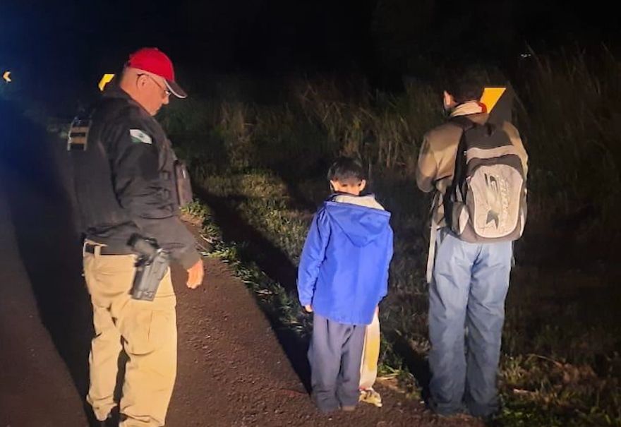Crianças fogem de casa e são resgatadas de madrugada em rodovia no Paraná | Foto: Reprodução / Batalhão de Polícia Rodoviária do Paraná