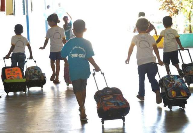 crianças saída escola