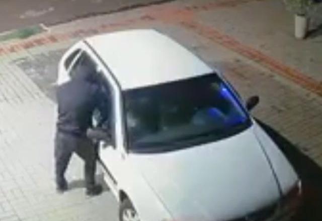 criminoso atacando um carro