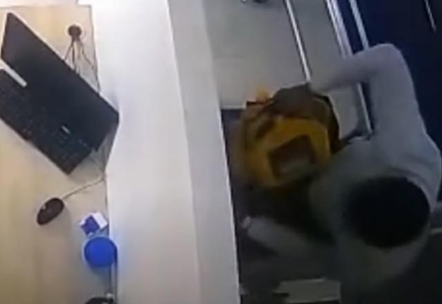 Flagrante: criminosos roubam desfibriladores em hospitais do RJ Flagrante: criminosos roubam desfibriladores em hospitais do RJ