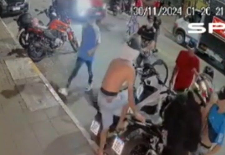Flagra: Ladrões disputam roubo de moto na Zona Norte de SP