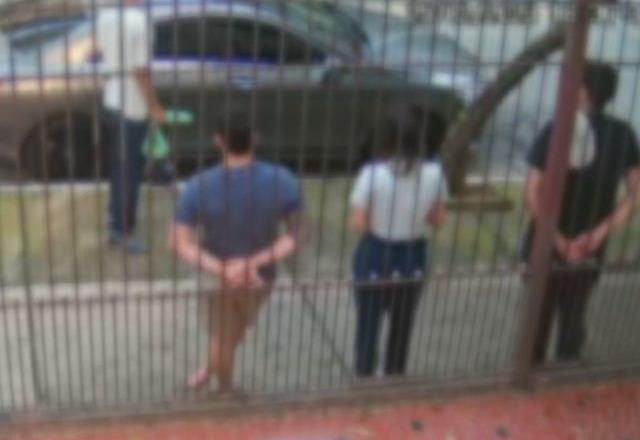 criminosos roubando carro de luxo