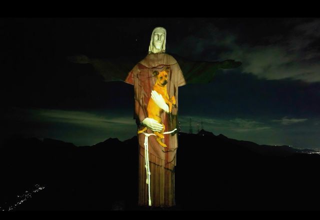 Cristo Redentor ganha projeção segurando vira-lata caramelo para promover adoção de animais | Foto: Reprodução