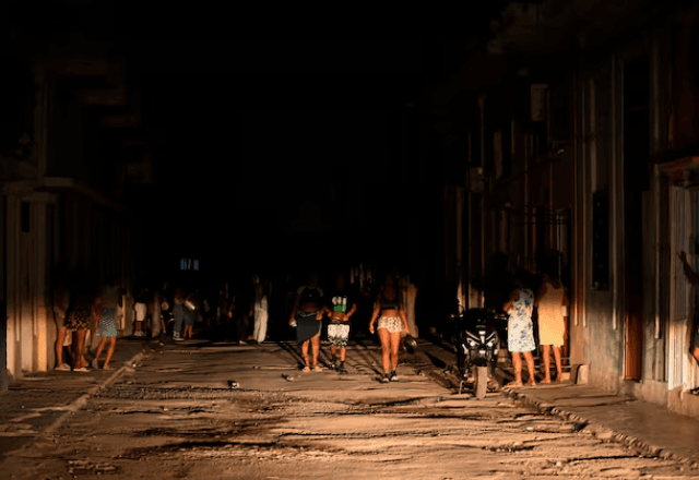 Pessoas batem panelas e frigideiras durante um protesto contra os cortes de energia elétrica, em meio às sanções dos EUA e ao bloqueio do petróleo que agravaram a crise no país, em Havana, Cuba | Foto: reprodução/Reuters
