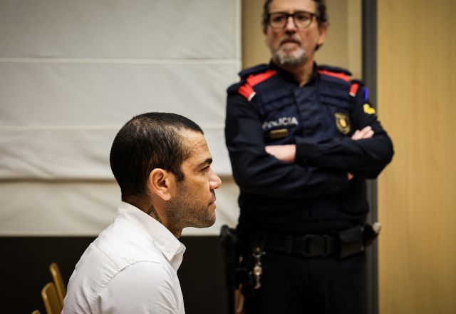 Versões de Daniel Alves em acusação de estupro