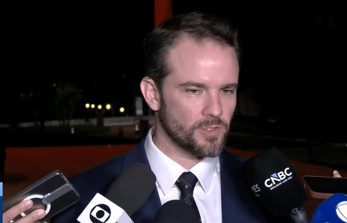 O ministro da Fazenda, Dario Durigan, conversa com jornalistas após reunião com ministros do STF | Reprodução/SBT News