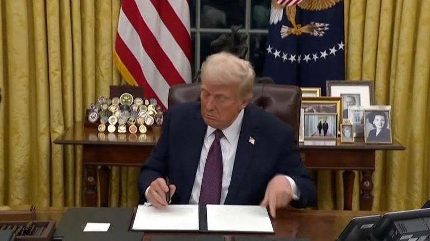 Donald Trump assinando decreto que proíbe a cidadania por nascimento | Reprodução
