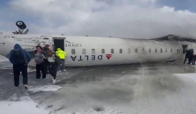 Avião sofre acidente durante pouso em aeroporto de Toronto, no Canadá