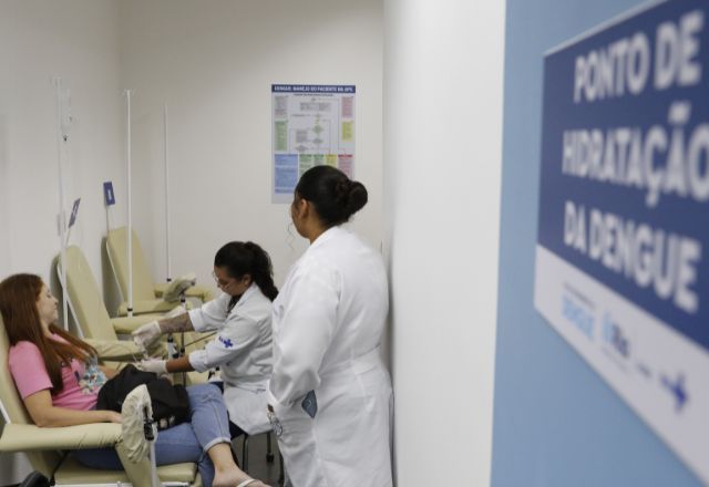 Paciente atendida em centro dedicado ao enfrentamento à dengue no Rio. Foto: Fernando Frazão/Agência Brasil