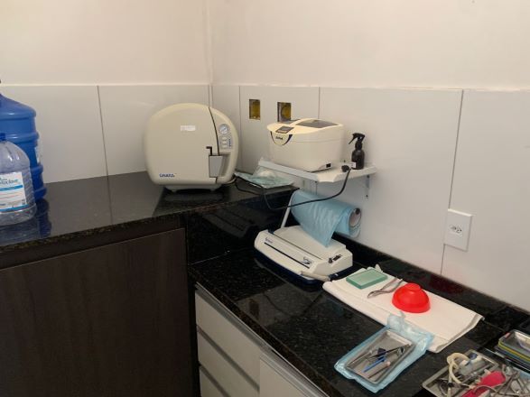 Polícia realizou a prisão em flagrante no momento em que o profissional atendia pacientes | Divulgação/ PCDF