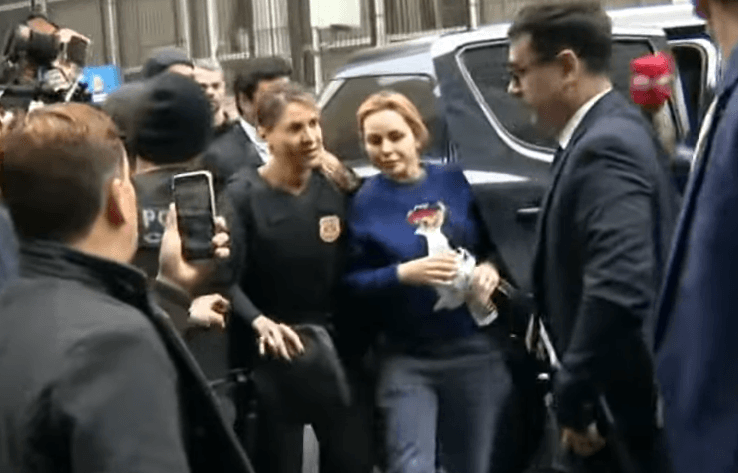 Deolane Bezerra na chegada ao Palácio da Polícia, no Centro Histórico de São Paulo | Reprodução/SBT News