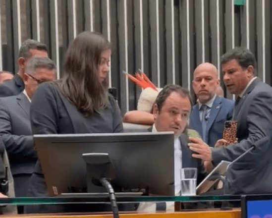 O deputado Glauber Braga durante ocupação da cadeira da Presidência da Câmara | Reprodução/SBT 