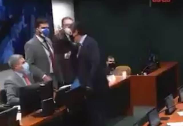 deputados Paulo Teixeira e Diego Garcia discutem em comissão da Câmara
