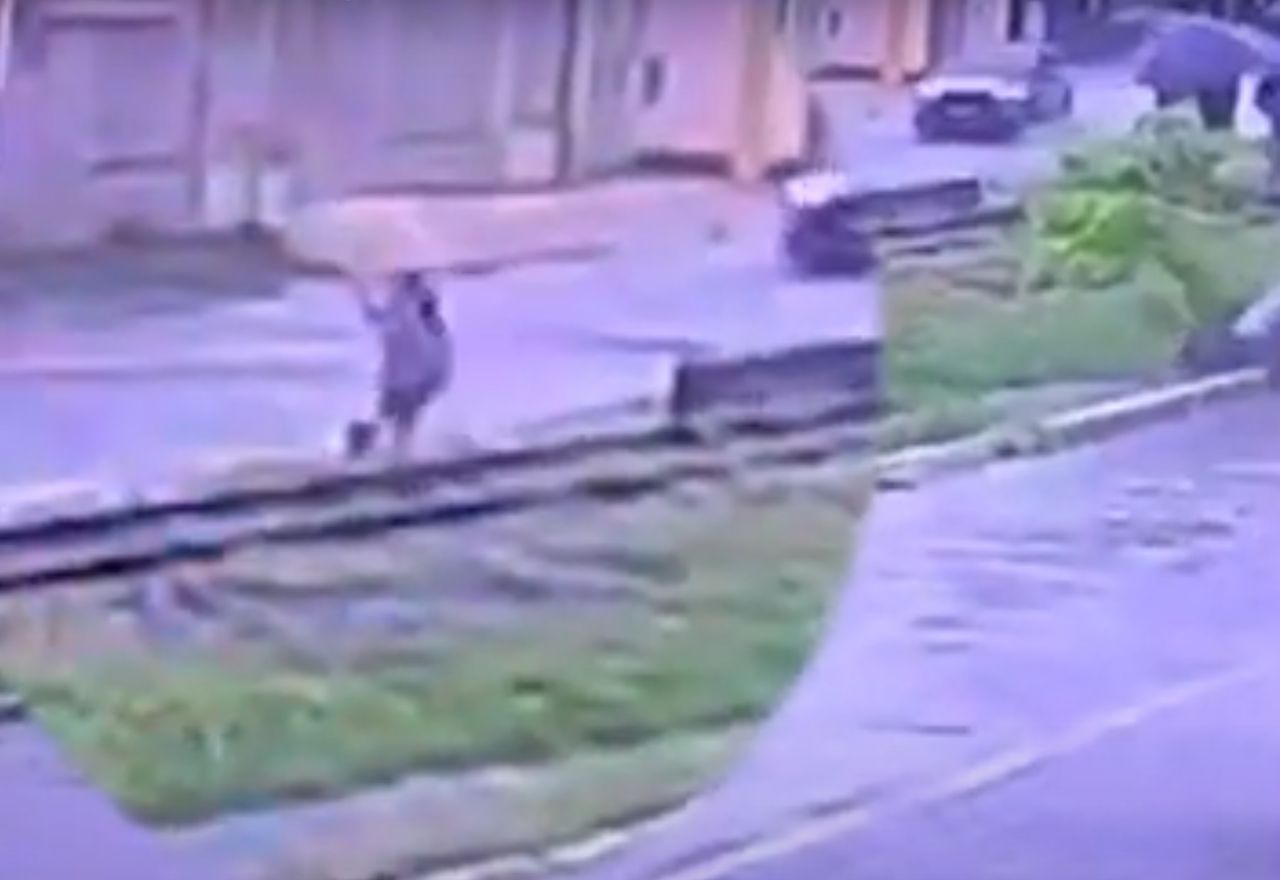 Câmera de segurança flagrou momento em que adolescente cai em bueiro | Reprodução