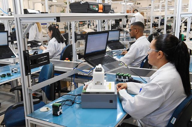 Funcionários em uma fábrica (José Paulo Lacerda/CNI)