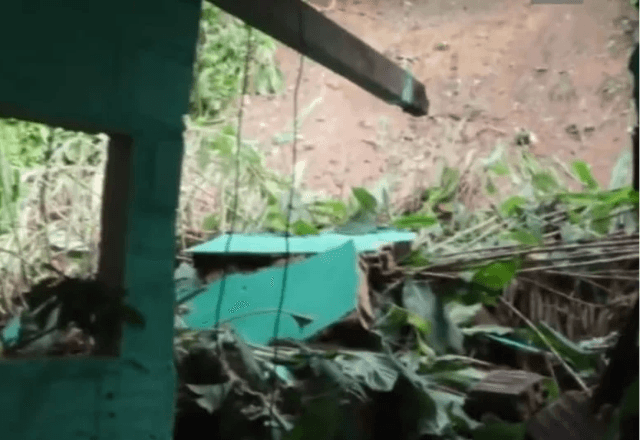 Deslizamento atinge casa após forte chuva na Região Metropolitana do Recife Deslizamento atinge casa após forte chuva na Região Metropolitana do Recife
