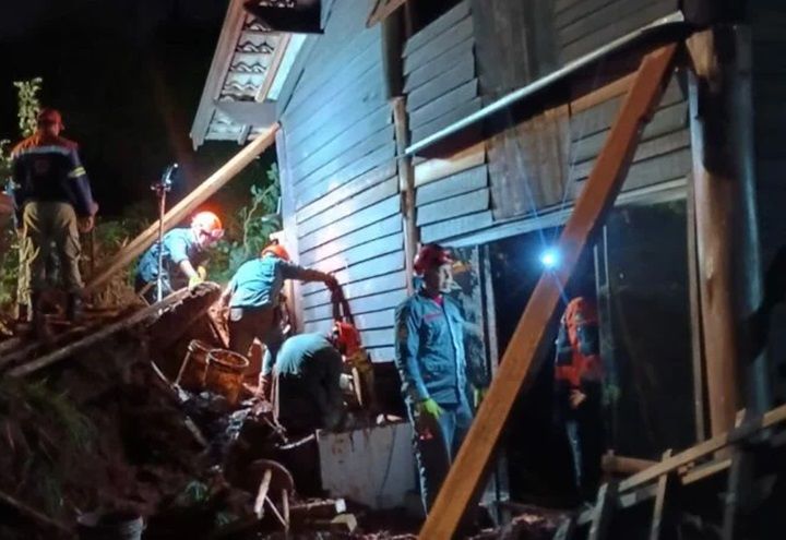 Deslizamento de terra deixa três mortos após chuvas em Taubaté (SP) 