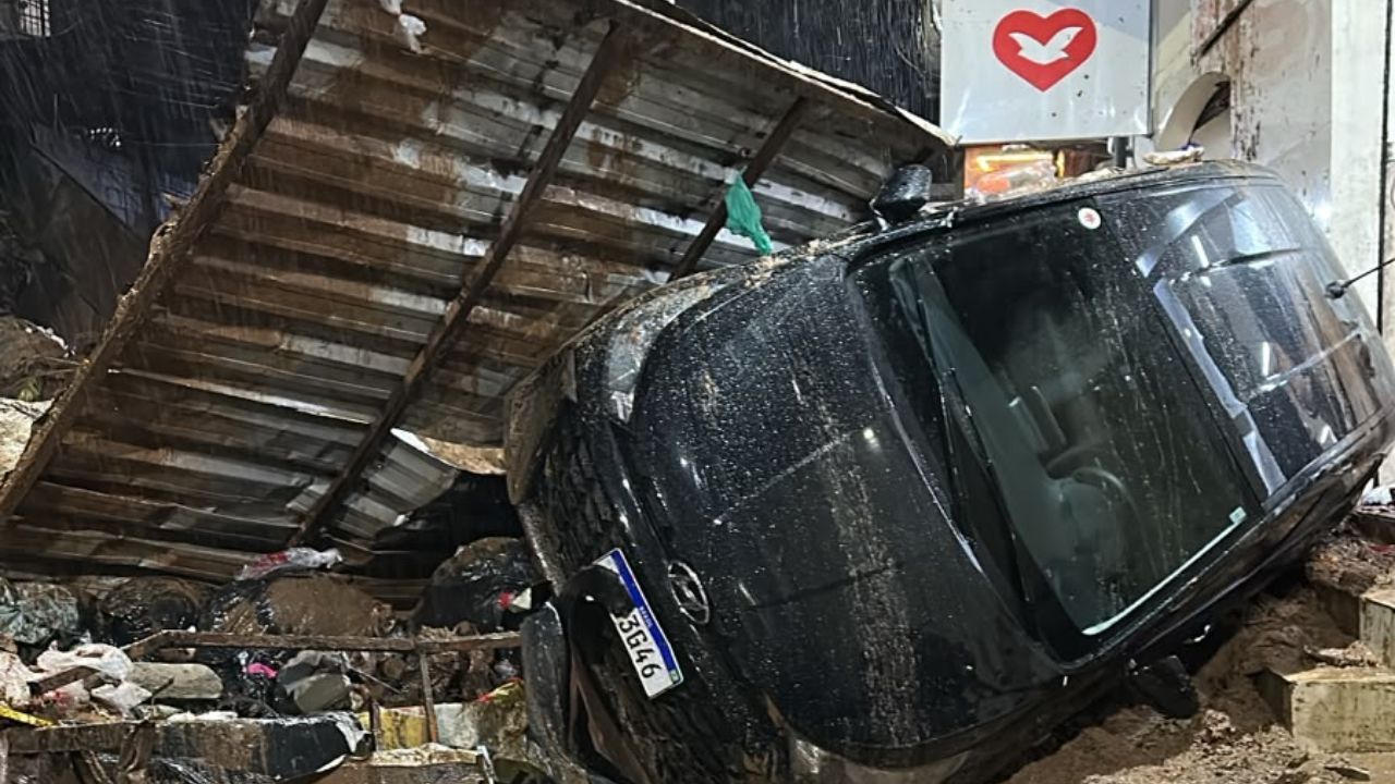 Imagem da notícia: Chuva causa deslizamento e interdita via da Rocinha, no Rio Imagem da notícia: Chuva causa deslizamento e interdita via da Rocinha, no Rio