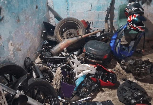 Polícia mira quadrilha que desmanchava motos roubadas e colocava peças à venda no centro de SP Polícia mira quadrilha que desmanchava motos roubadas e colocava peças à venda no centro de SP