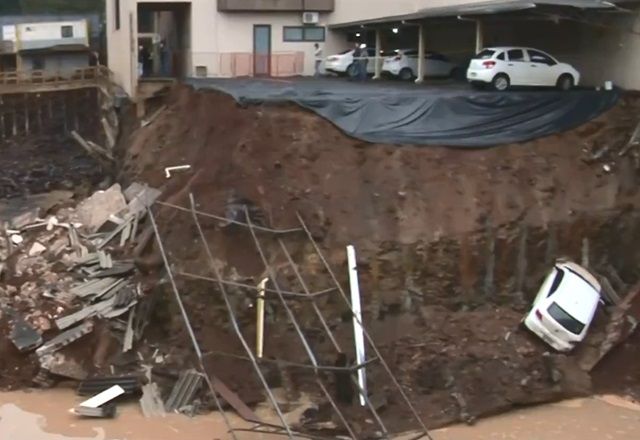 Moradores ouviram estrondos e observaram a abertura de uma ruptura com o terreno vizinho | Reprodução/SBT