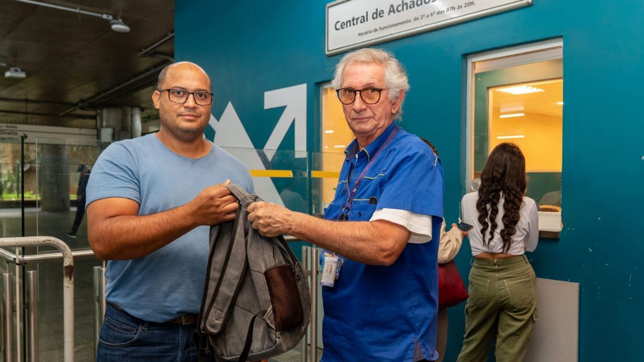 Mochila com R$ 7 mil é devolvida a passageiro no Metrô Mochila com R$ 7 mil é devolvida a passageiro no Metrô