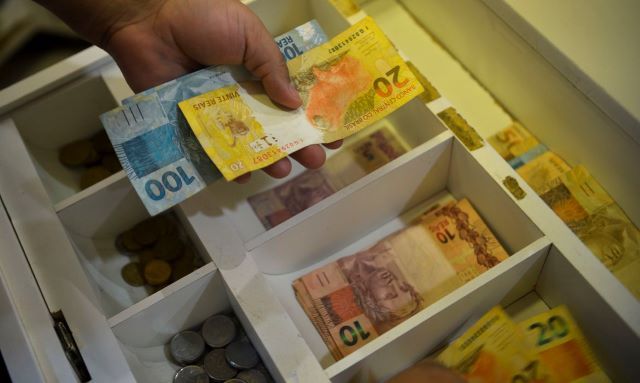 Mais de 4 milhões de pessoas têm direito ao abono salarial em abril; veja como sacar