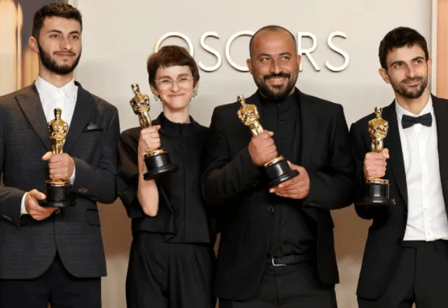 Hamdan Ballal e co-diretores de "Sem Chão" na premiação do Oscar 2025 | Reprodução Getty Images