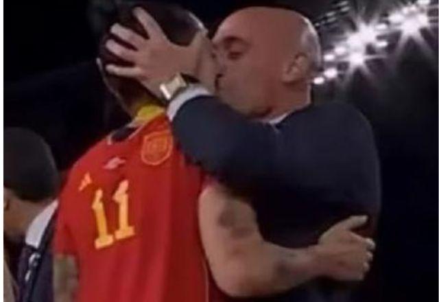 dirigente beija jogadora à força