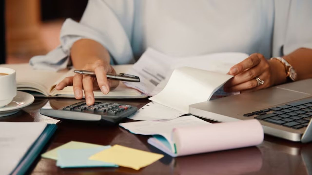 Pesquisa mostra que o estresse financeiro afeta o sono, a saúde mental e os relacionamentos dos brasileiros | Reprodução/Magnific