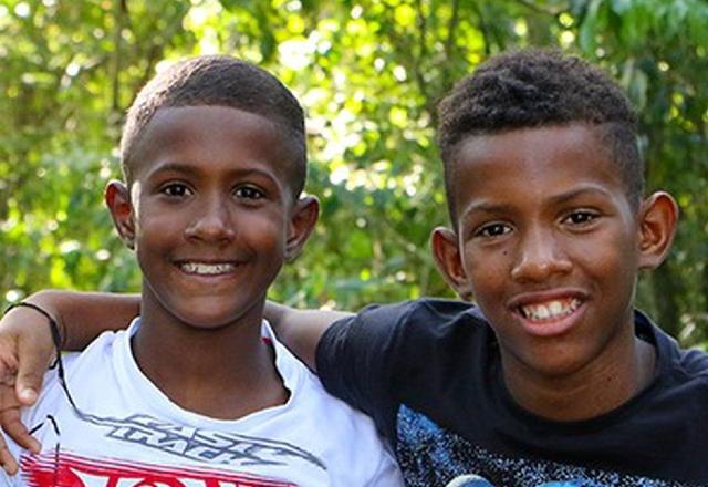 dois adolescentes negros sorrindo