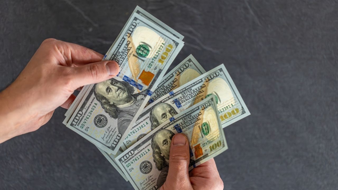 Dólar cai 4,5% e fica abaixo de R$ 5 após eleição