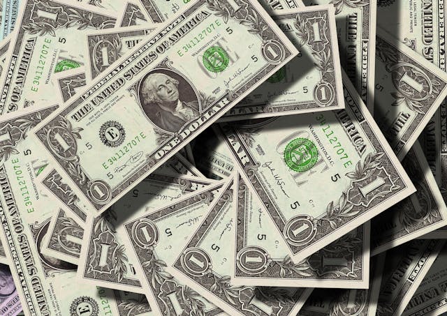 Dólar dispara e fecha em R$ 5,50 com temores fiscais e tensões entre EUA e China