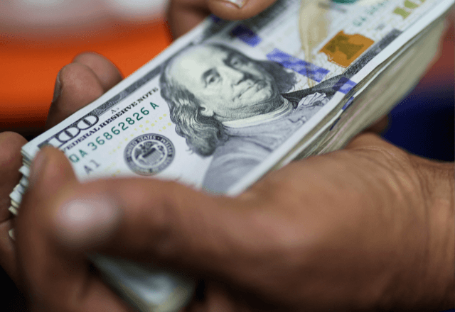 Dólar fecha em alta a R$ 5,02, mas cai 0,78% na semana