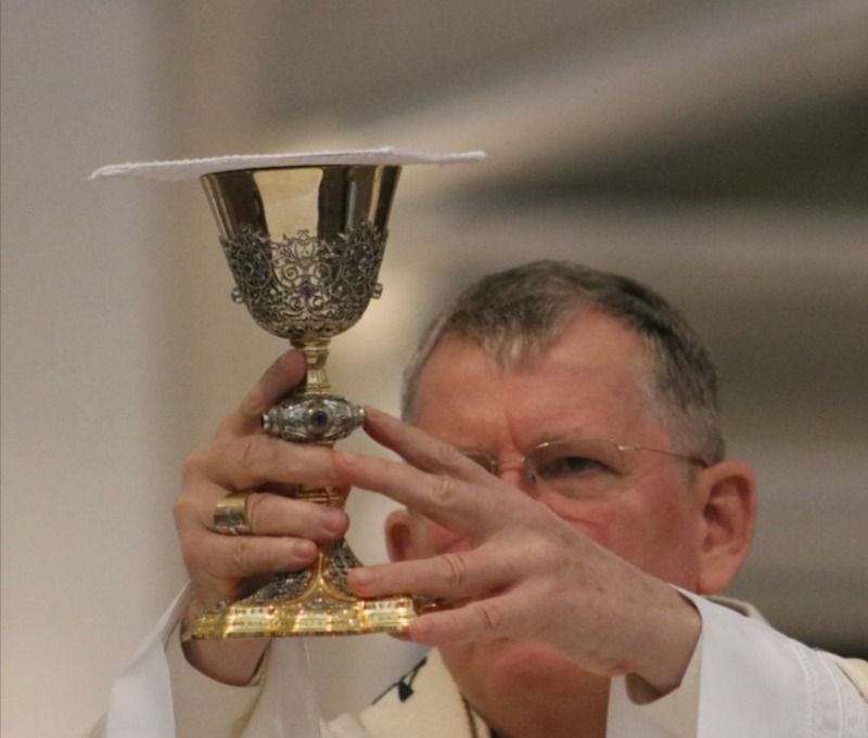 Dom Jaime Spengler segurando Jesus eucarístico, em celebração na Catedral | Reprodução/Arquipoa