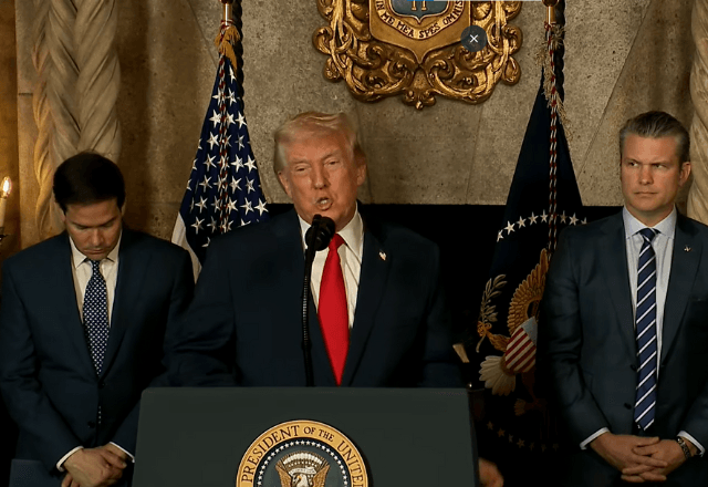 O presidente dos EUA, Donald Trump, em coletiva com secretário de Guerra, Pete Hegseth e  o secretário de Estado, Marco Rubio | Foto: Reprodução/Casa Branca 