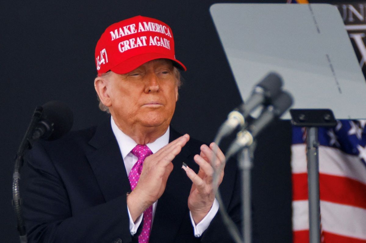 O presidente dos EUA, Donald Trump, com boné de seu slogan de campanha | Foto: Eduardo Munoz/Reuters