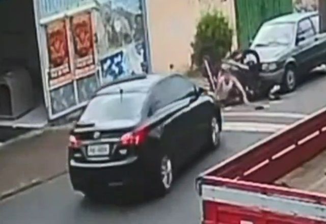 Flagra: Dono de bar atropela ex-funcionário no interior de SP