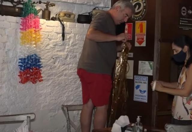 donos de restaurante organizando decoração de carnaval