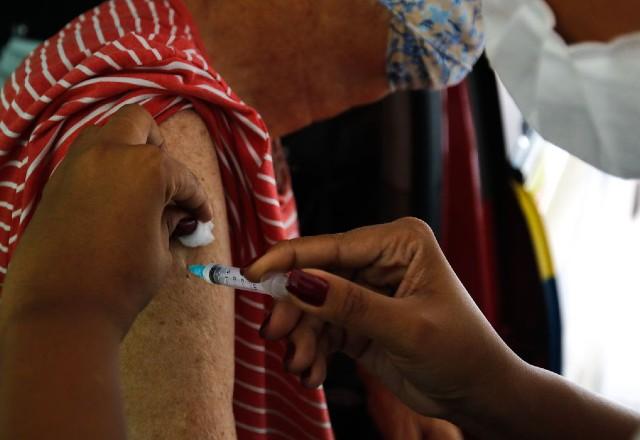 dose de reforço da vacina sendo aplicada em idoso