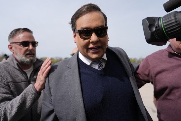 George Santos é condenado a sete anos de prisão por fraude e falsidade ideológica nos EUA  | Foto: Associated Press News 