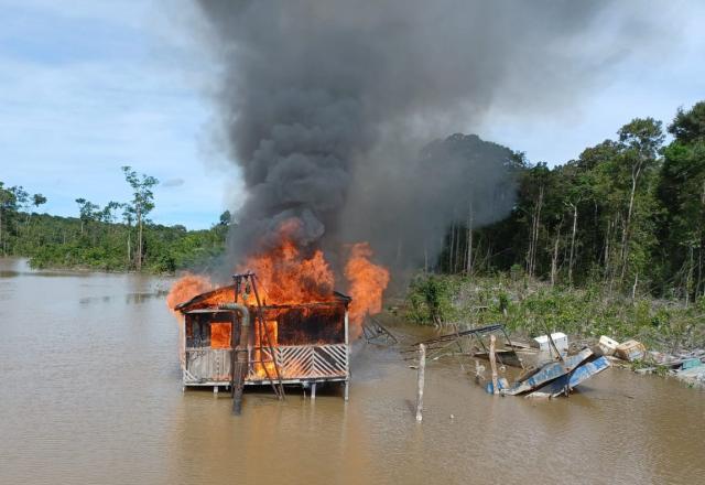 draga de garimpo ilegal pegando fogo
