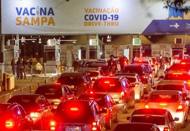 drive thru na virada da vacina em são paulo