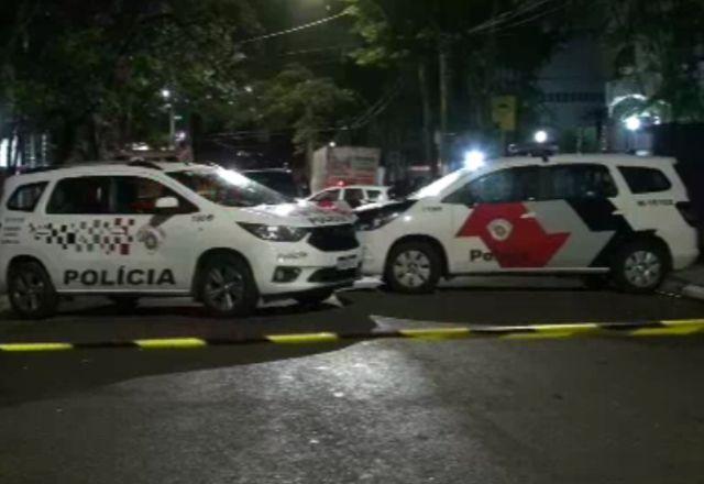 duas viaturas da polícia militar cercam o local
