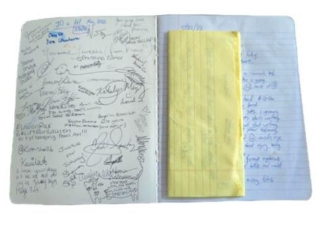 Caderno leiloado, aberto (Reprodução/eBay)