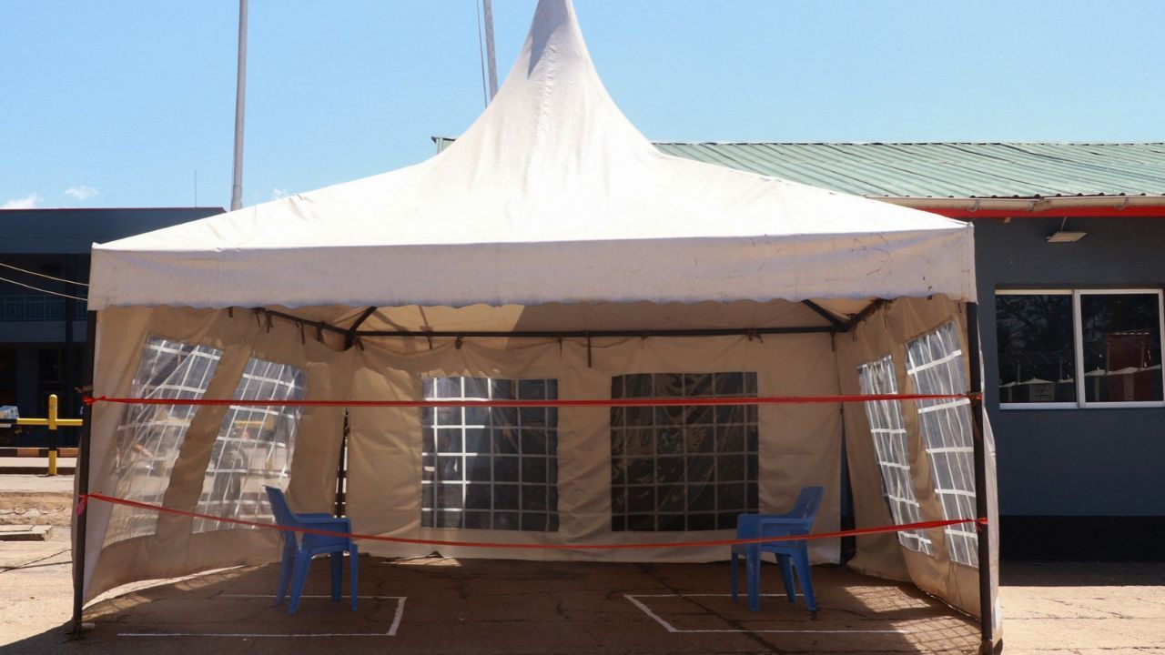 Barraca montada para examinar viajantes nos serviços sanitários do posto de fronteira de Malaba, entre o Quênia e Uganda | REUTERS/Jackson Adika